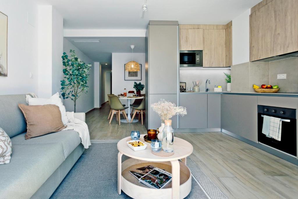 un soggiorno con un divano e un tavolo di REM II Torrevieja a Torrevieja