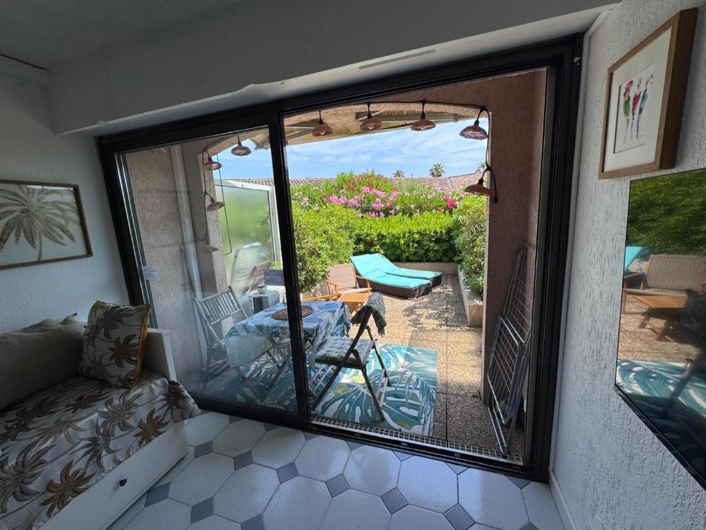 Studio with terrace in the center with AC