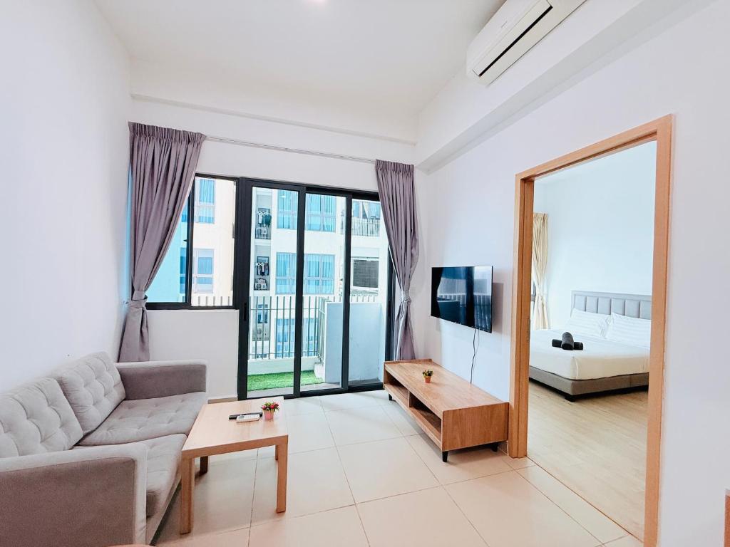 ein Wohnzimmer mit einem Sofa und einem großen Spiegel in der Unterkunft the luxe colony by cozy white in Gua Sai