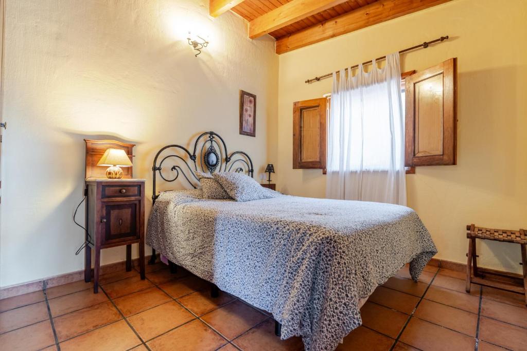 ein Schlafzimmer mit einem Bett in einem Zimmer in der Unterkunft Casita Feliz - Casa Rural Tasarte by Villas Rivero in Tasarte