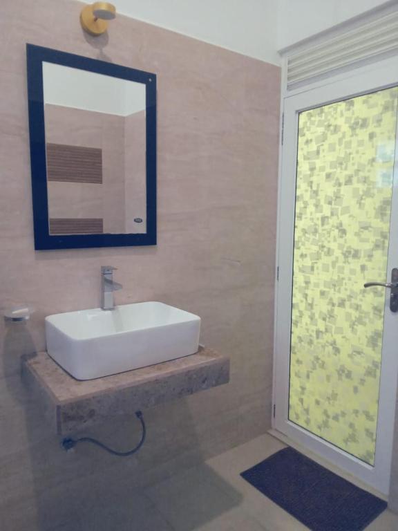 Elegant Lake Yala Safari House - 11