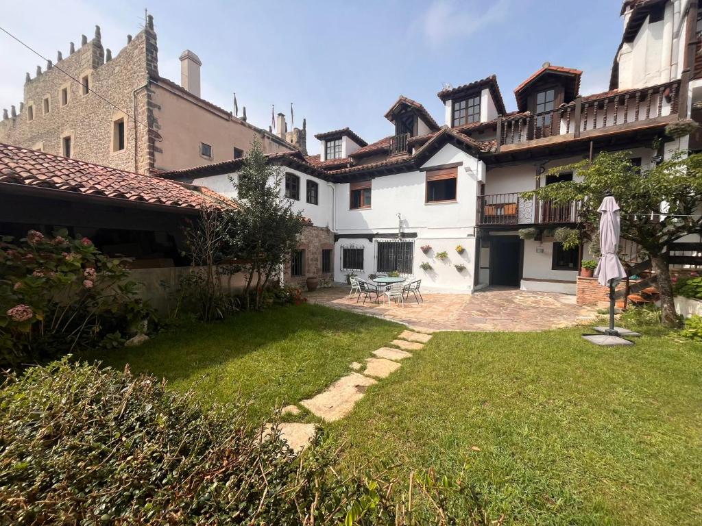 a courtyard of a house with a grass yard at La Casa del Ebanista - Santillana in Santillana del Mar