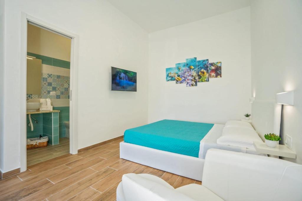 Sea Dream Camere في أغروبولي: غرفة نوم مع سرير وغرفة معيشة