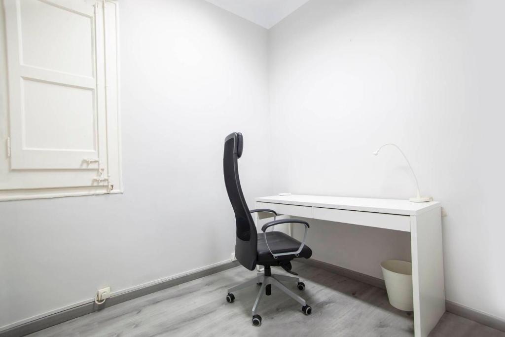 Workspace evidence from P2PAR1002 - Super Bright & New Apartment in the city center