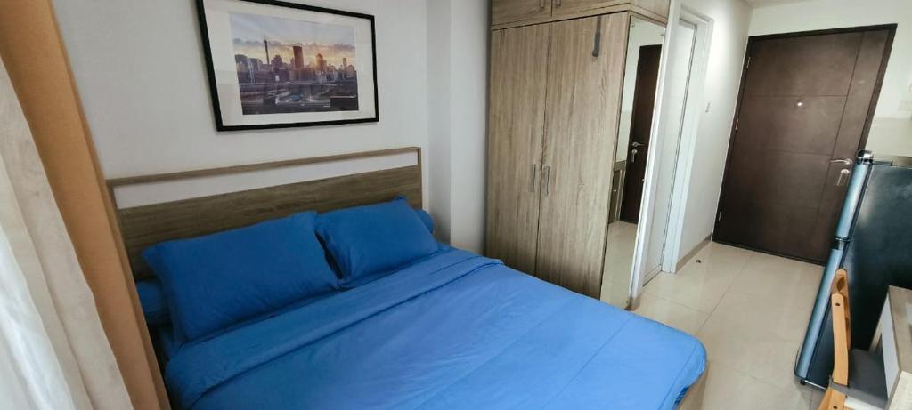 Postel nebo postele na pokoji v ubytování Springwood serene stay Cozy Studio