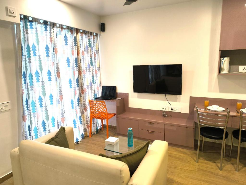 Μια τηλεόραση ή/και κέντρο ψυχαγωγίας στο Orraica Stays Neon Hometels