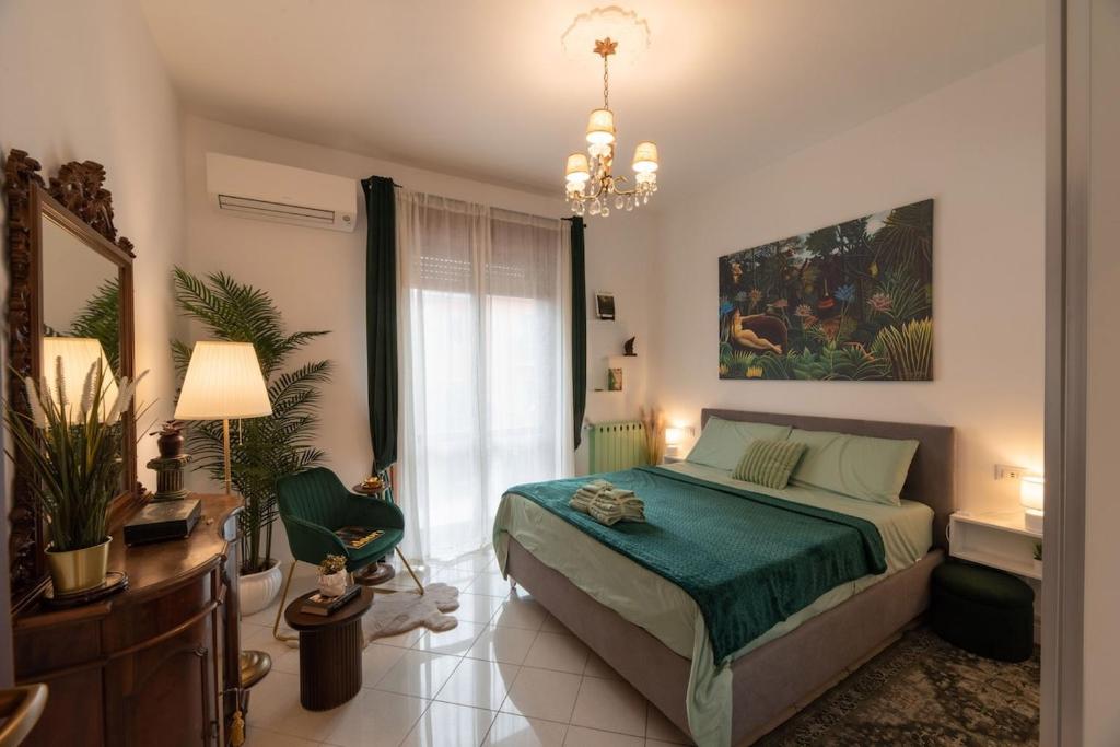 リミニにあるAmazHome - Il Rifugio degli Artistiのベッドとシャンデリアのある寝室