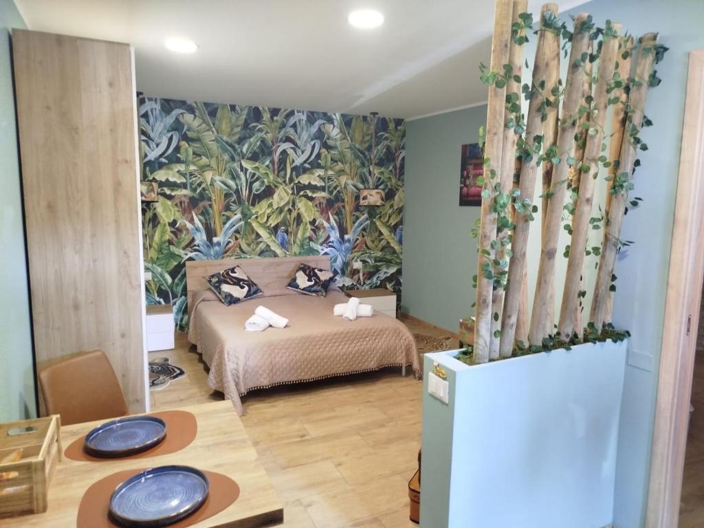 um quarto com uma cama e um quadro na parede em Avusa Home em Palermo