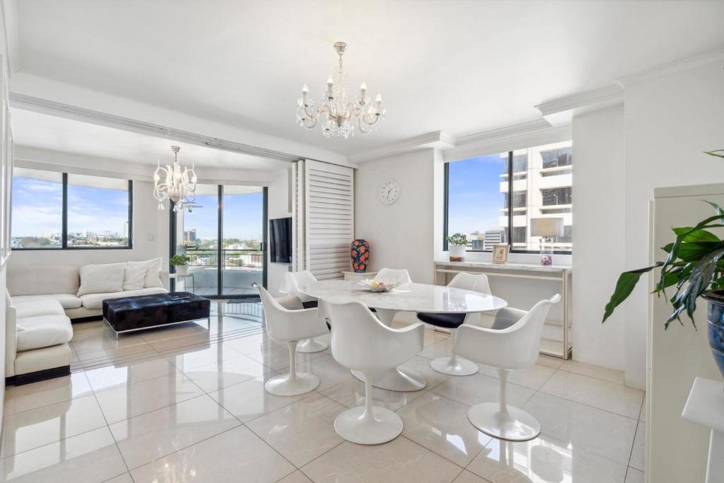 a living room with a white table and chairs at 92AH Abnb-Style Central Sydney 1BR, Free Parking, Prime Location in Sydney