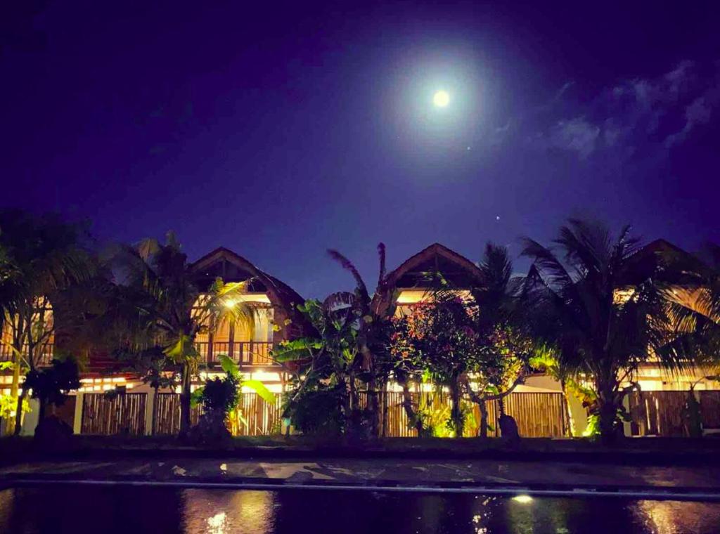 een huis 's nachts met de maan in de lucht bij Villa Lumbung Uluwatu 1 in Uluwatu