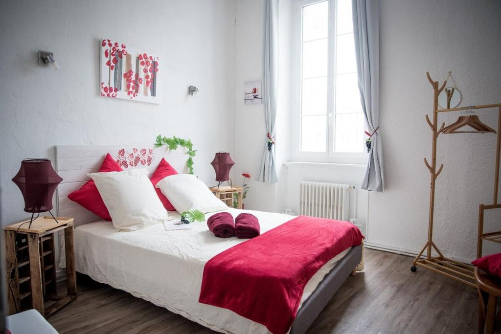 Qualys Vignoble parking, square view, close to city