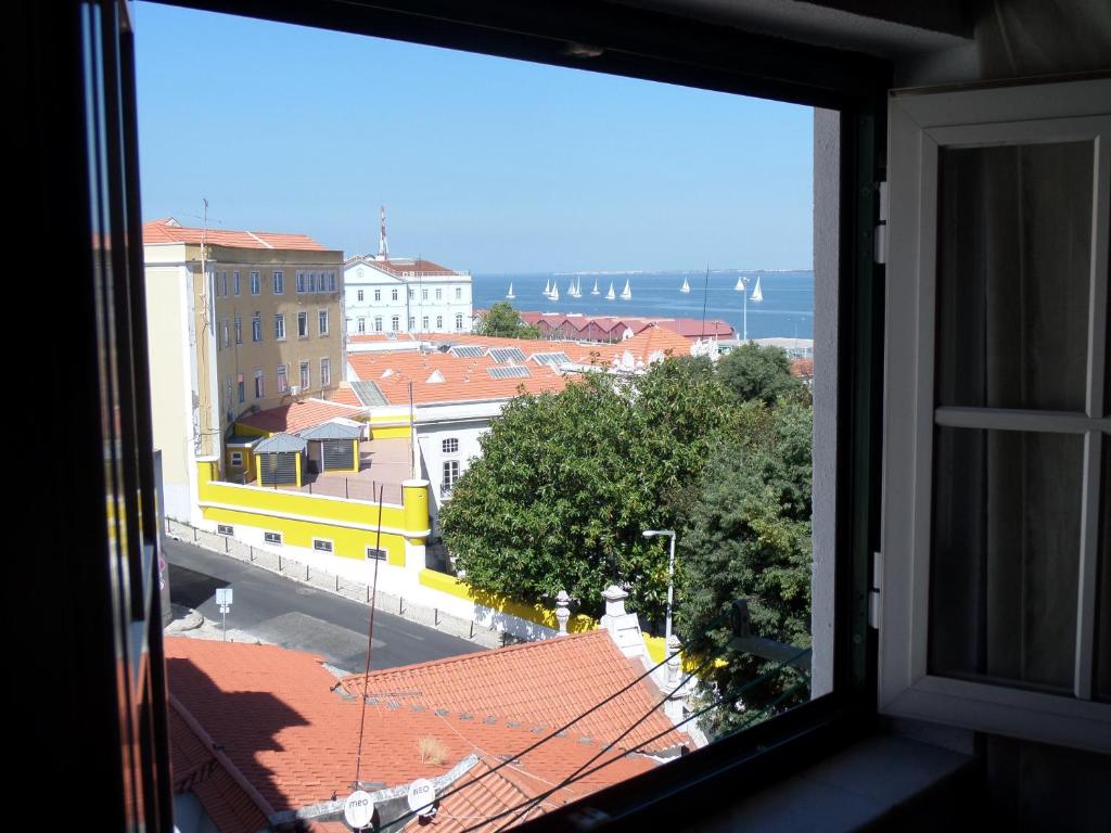 uma vista da cidade a partir de uma janela em Alfama with a view em Lisboa