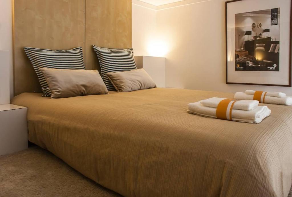 Ένα ή περισσότερα κρεβάτια σε δωμάτιο στο Charming Duplex with Mezzanine Bed in Chiado