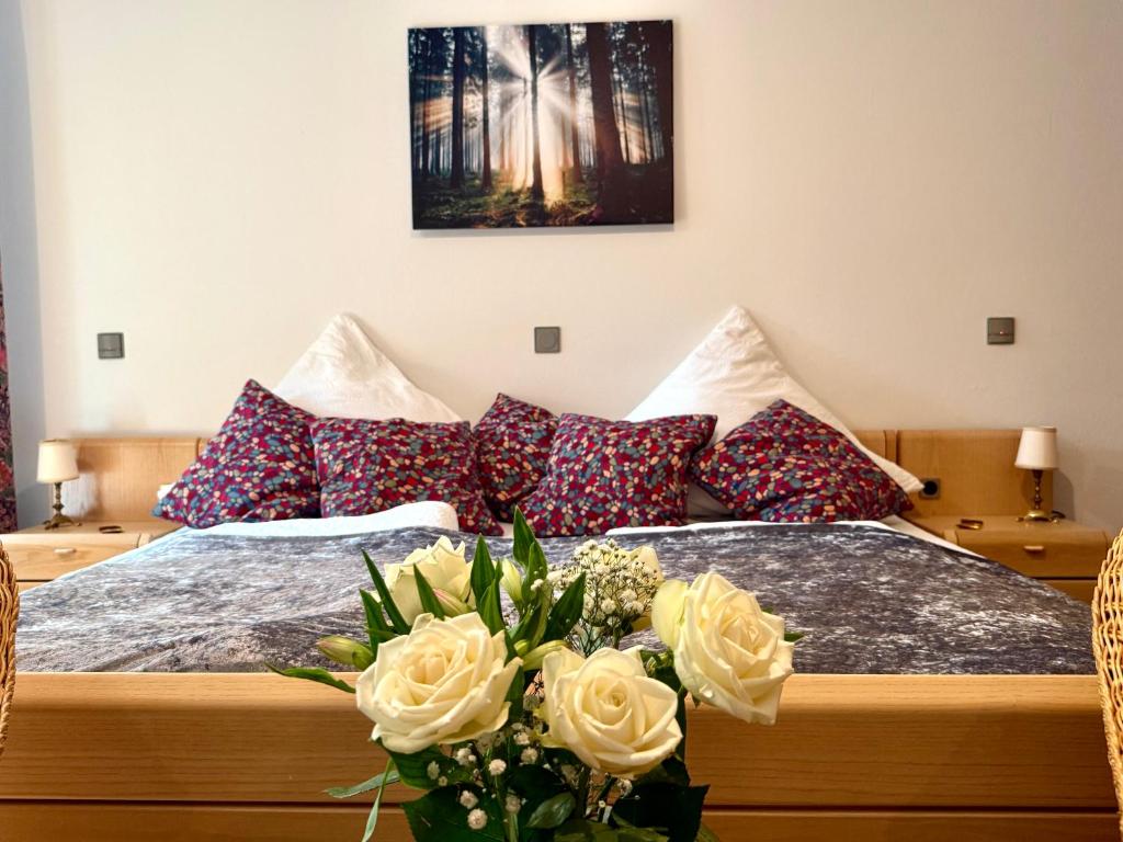 a bedroom with a bed with flowers on it at Traumferienwohnung zwischen Köln und Düsseldorf in Leichlingen