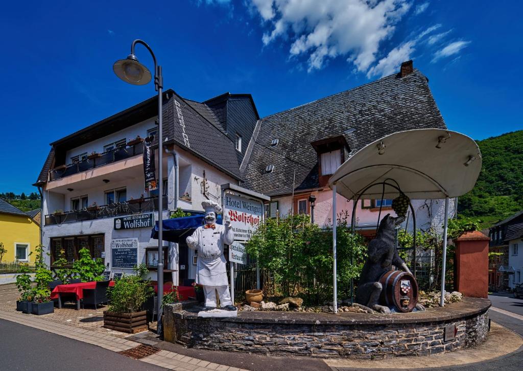 a statue of a man and a woman in front of a building at Hotel - Garni - Wolfshof in Traben-Trarbach