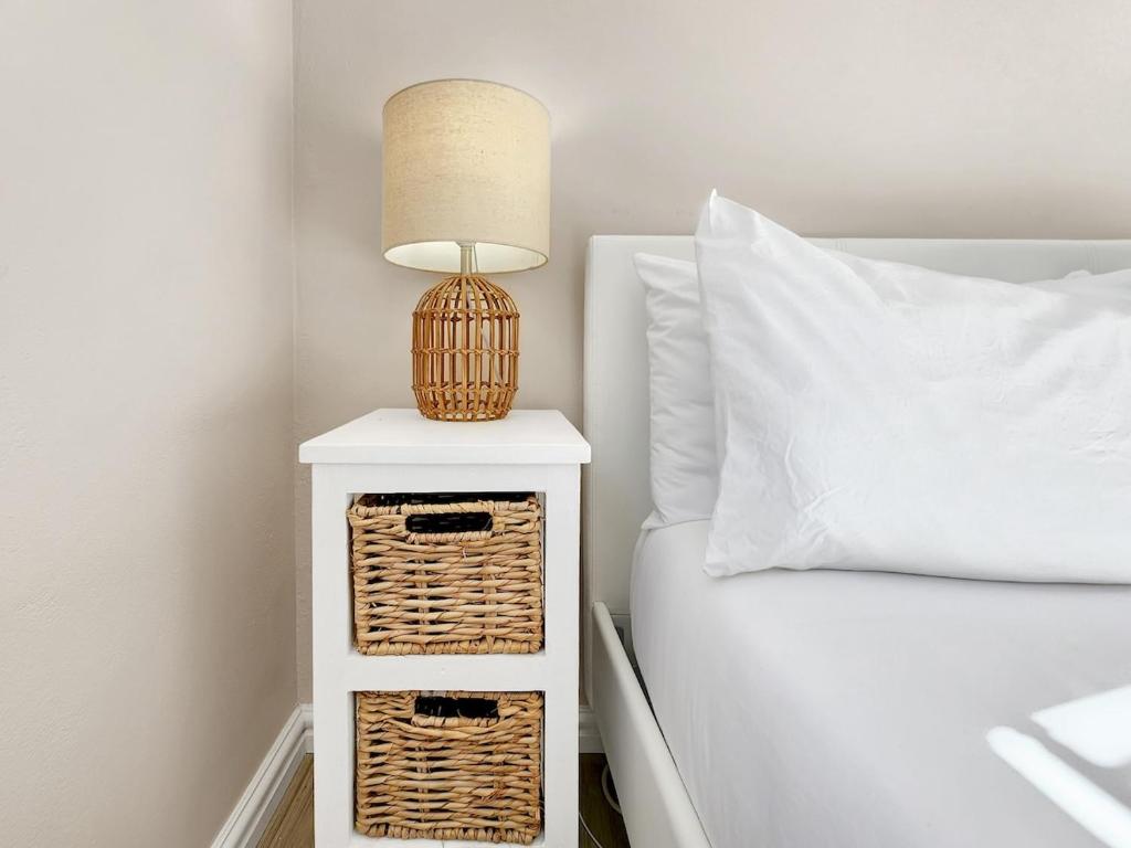 En eller flere senge i et værelse på Tranquil Garden Cottage