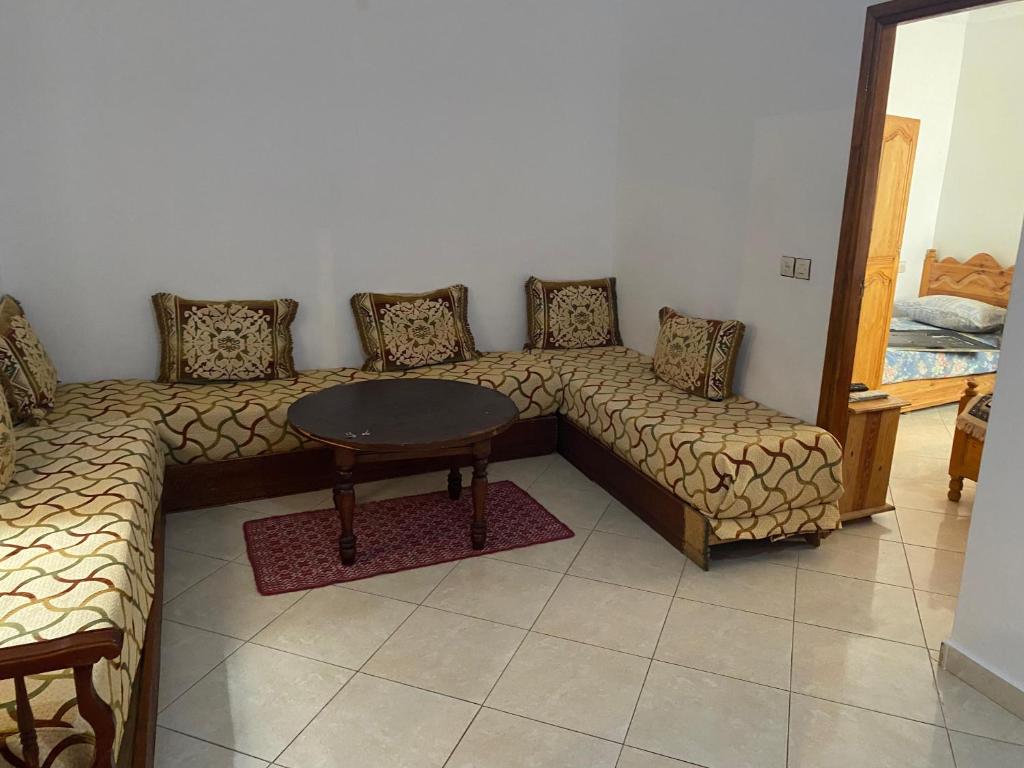 ein Wohnzimmer mit Sofa und Tisch in der Unterkunft Morocco,Tetouan,Martil in Martil