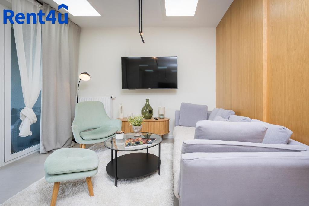 a living room with a couch and two chairs at Apartament Ukiel z dostępem do jeziora by Rent4You in Olsztyn
