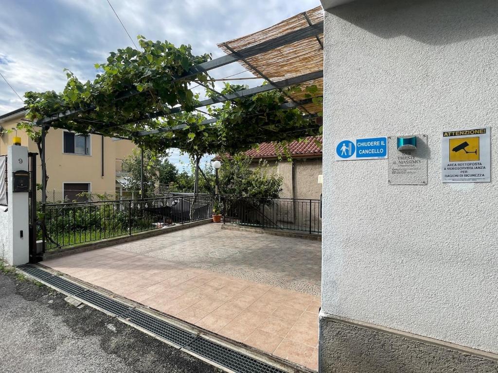 Casa indipendente con giardino privato e posto macchina gratuito في ترييستي: بوابة مفتوحة إلى فناء في منزل