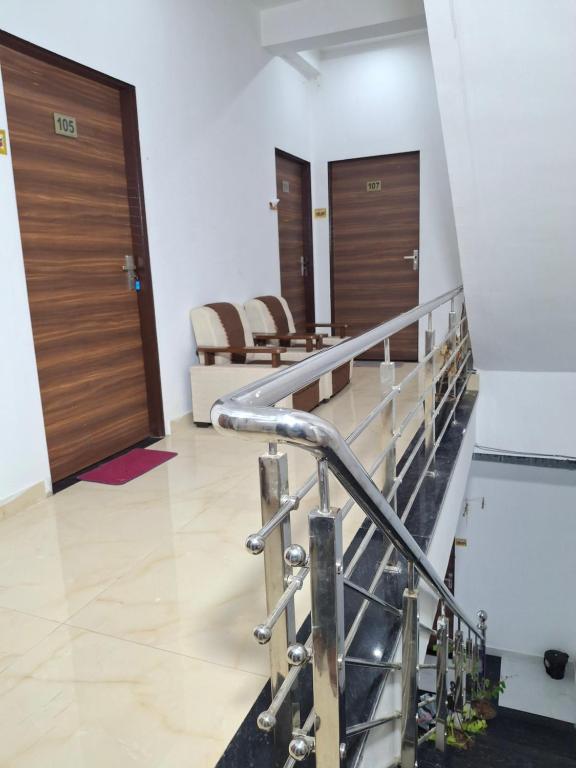 een lobby met houten deuren en een trap bij Hotel Diamond Place in Jāmb