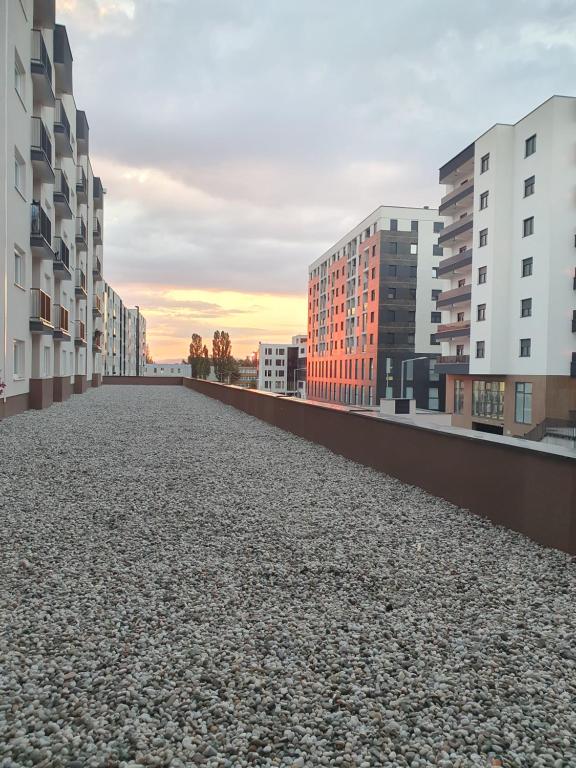 an empty street in a city with buildings at Apartman v&n in Vranješ