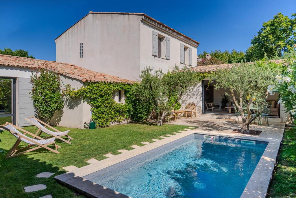 Bazén v ubytování Gorgeous village home with heated pool, ideally located nebo v jeho okolí