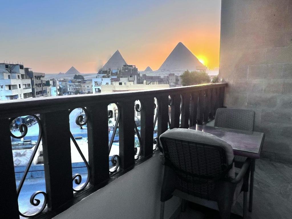 Flower Pyramids Inn - 11