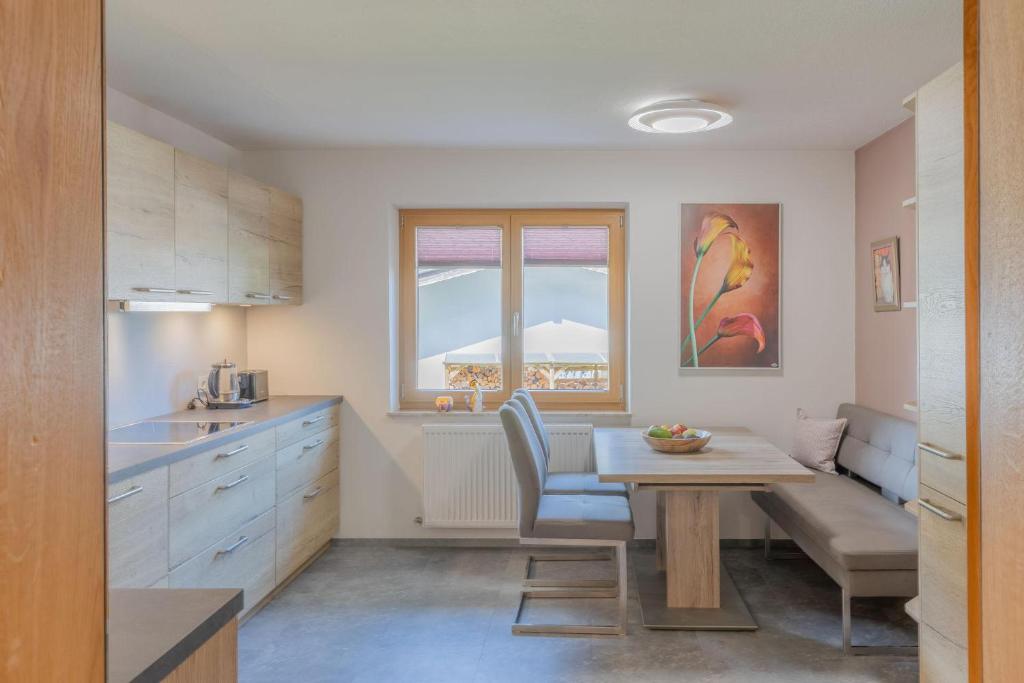 シャルニッツにあるApartment "Haus Edelweiss"のテーブルとダイニングルームのあるキッチン