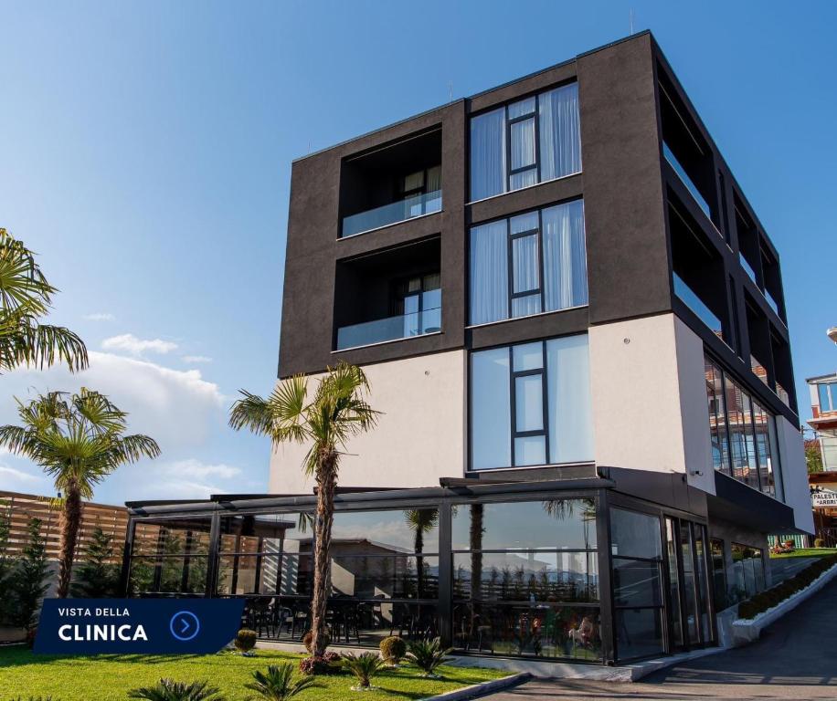 a building with palm trees in front of it at Kompleksi Endeta in Bathore