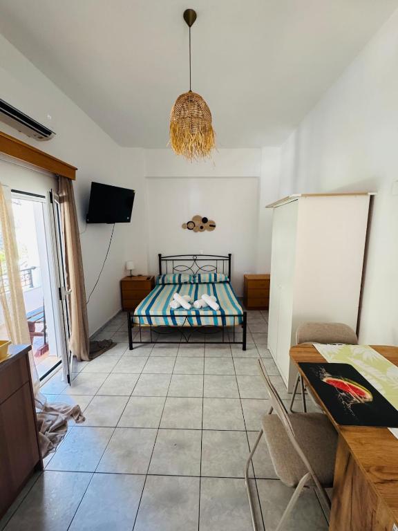 a room with a bed and a tv in it at Maria's apartment in Térsa