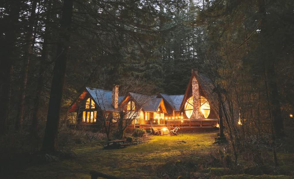 Forrest Lodge Large Private Luxury w Hot Tub, Rhododendron (prezzi ...