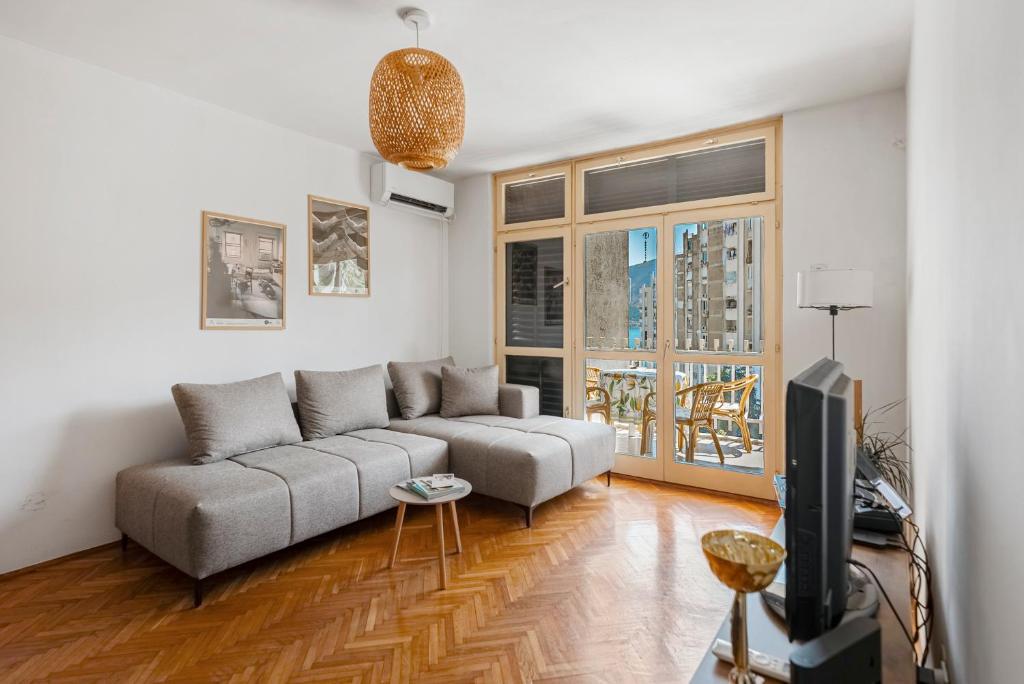 a living room with a couch and a tv at Apartman Zvezda in Igalo
