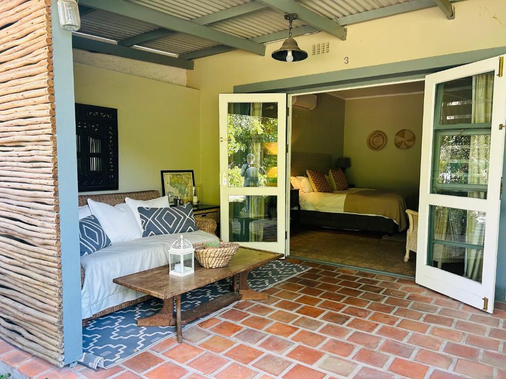 una sala de estar con un sofá y una mesa en Eight on Tuin, en Franschhoek