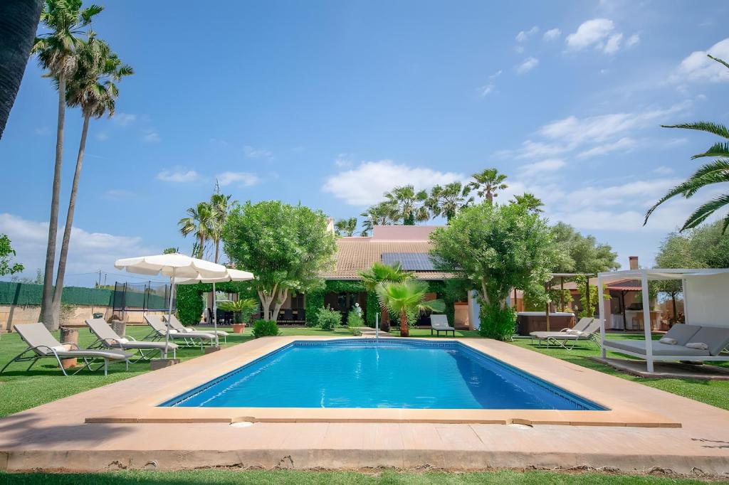 une piscine dans la cour d'une maison dans l'établissement Ca na Bisquerra, à Santa Margalida