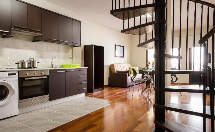 una cucina con lavatrice e asciugatrice in una stanza di APTOS SOLAINA O PINDO a O Pindo