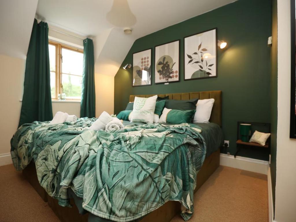 Ένα ή περισσότερα κρεβάτια σε δωμάτιο στο Comfortable 5-Bed House, Accommodates 9, Secure Parking Included, Ideal for Work Stays