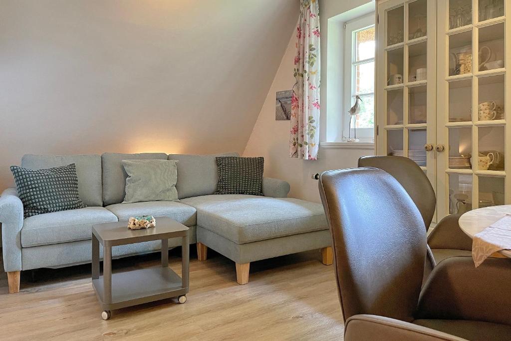 una sala de estar con un sofá y una mesa en Gesa in Boldixum, en Boldixum