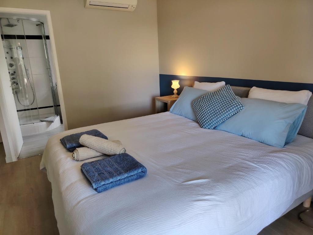 Postel nebo postele na pokoji v ubytování Maison d'hôtes Beauregard