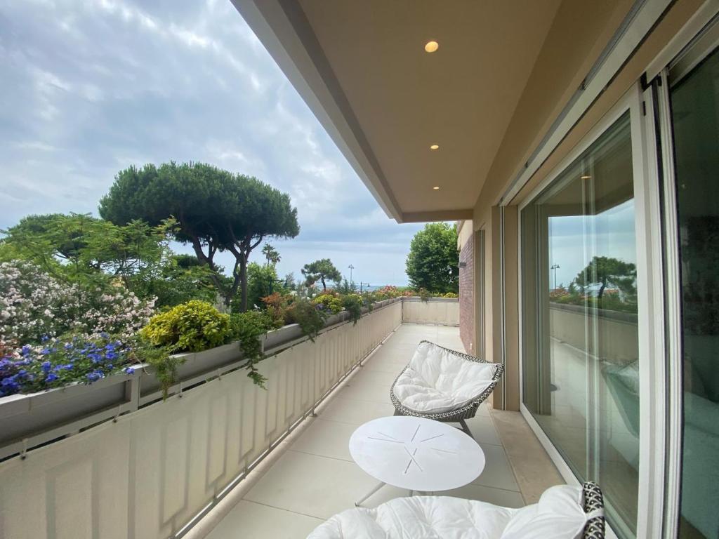 a balcony with a table and a chair on a balcony at Il sogno Forte dei Marmi in Forte dei Marmi