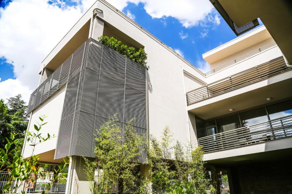 Il propose un appartement doté d'un balcon avec des plantes. dans l'établissement B&B WarmUp Grosseto, à Grosseto