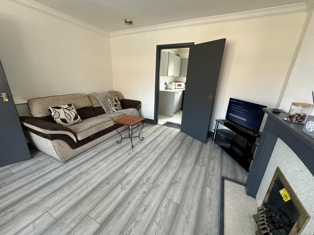 サウサンプトンにあるSouthampton Cruise Park & Stay Houseのソファとテレビのあるリビングルーム