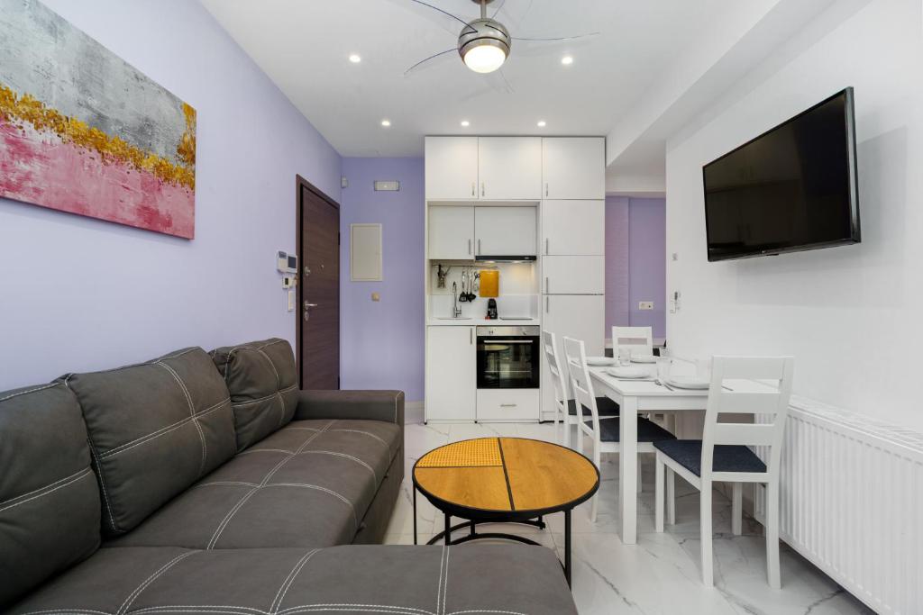 Η κουζίνα ή μικρή κουζίνα στο Violetta Apartment - Hellenic Apartments Avlona