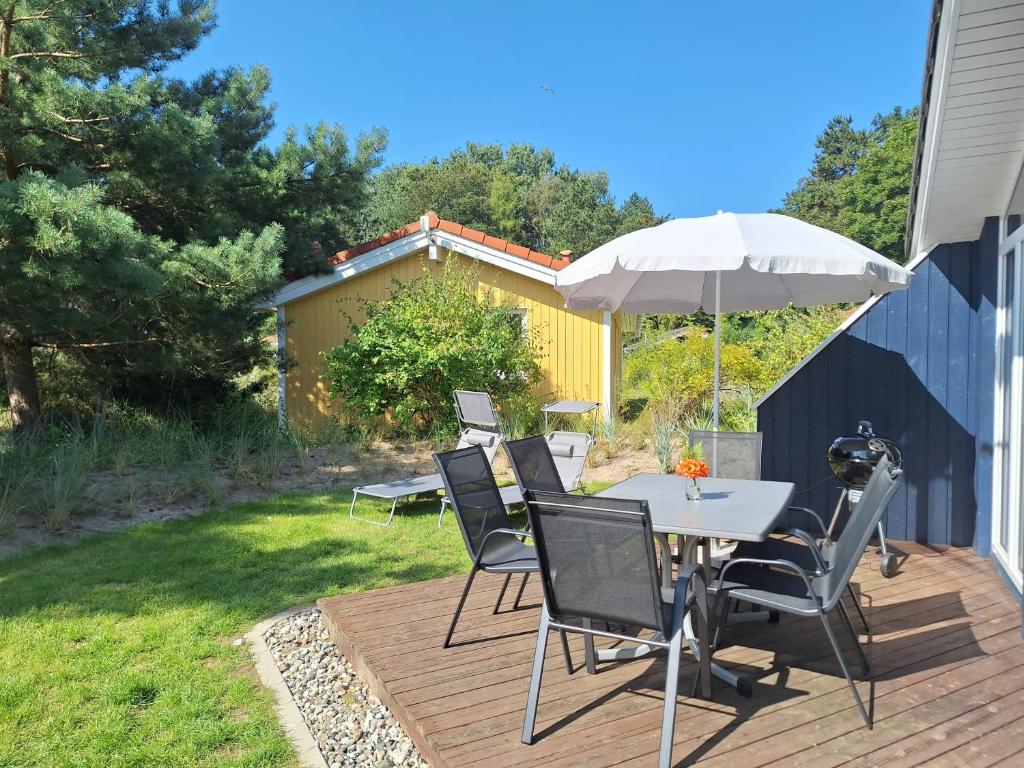 O grădină în afara Strandhaus Dünenpark 2a