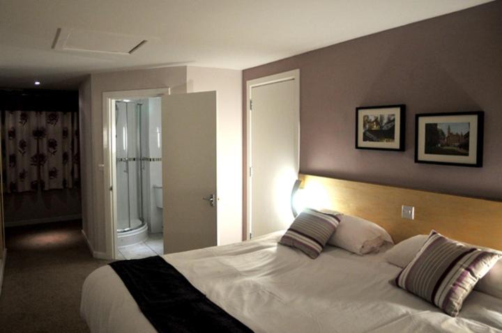Royal George Hotel - Family Room (2 Adults + 2 Children)