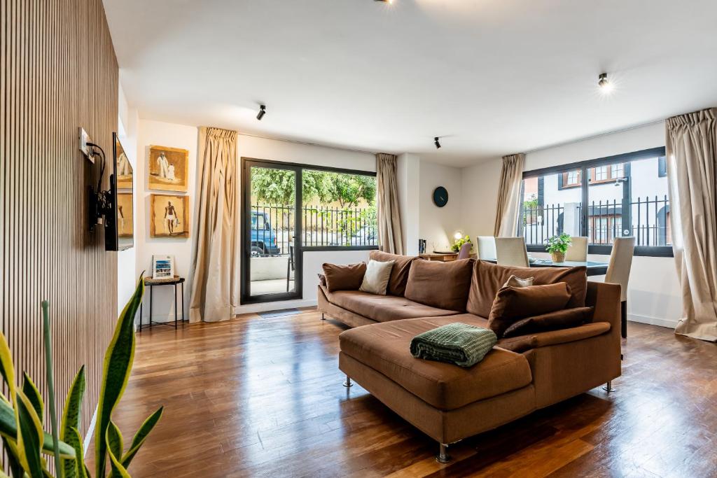 un salon avec un canapé et une table dans l'établissement Centric and bright apartment - Puerto de La Cruz, à Puerto de la Cruz