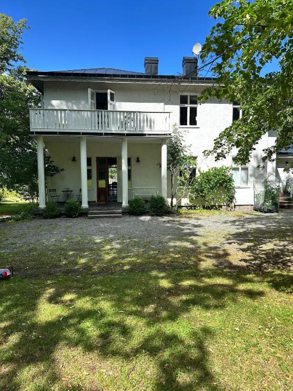 a large white house with a large yard at Villa Calcar in Södertälje