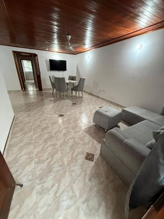 a living room with a couch and a table at Apartamento Comodo En Riascos in Santa Marta