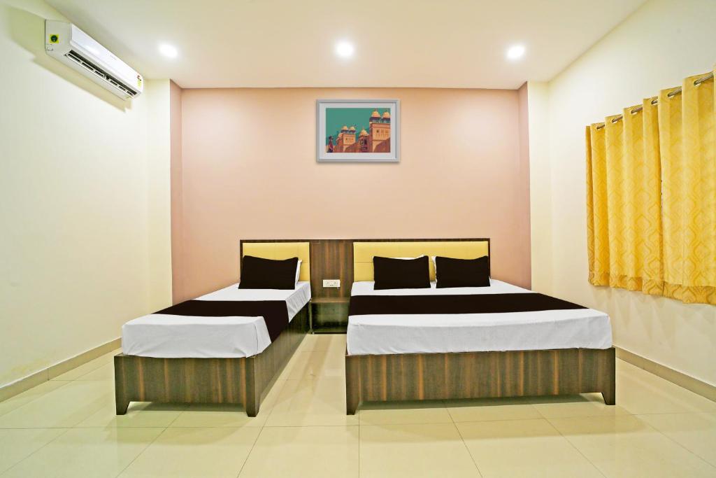 Una cama o camas en una habitación de Hotel O Agrawal Inn