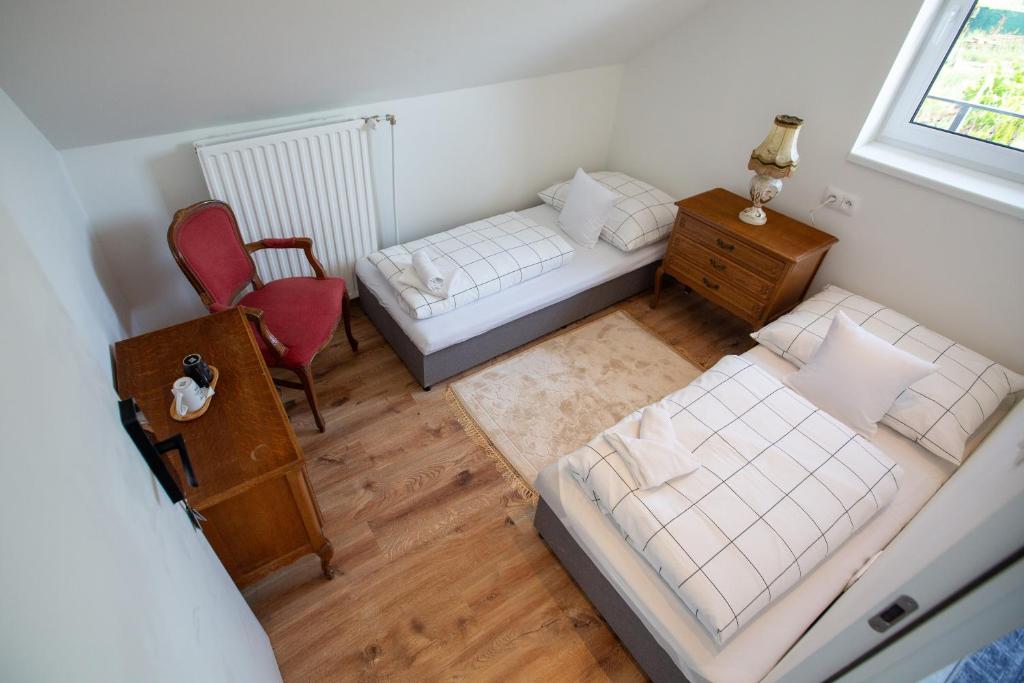 Un pat sau paturi într-o cameră la Villa Vintage Room A 106