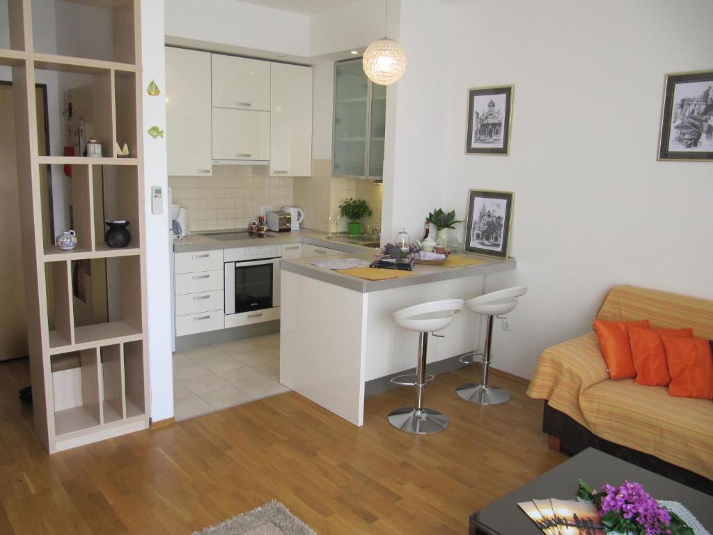 cocina y sala de estar con sofá en Zd City Apartment, en Zadar